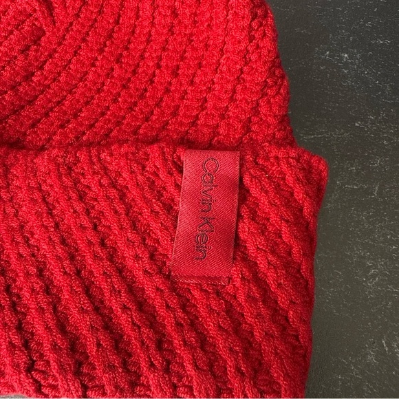 CALVIN KLEIN Women’s Textured Faux Fur Pom Pom Red/black Beanie NWT $58 - Picture 3 of 13